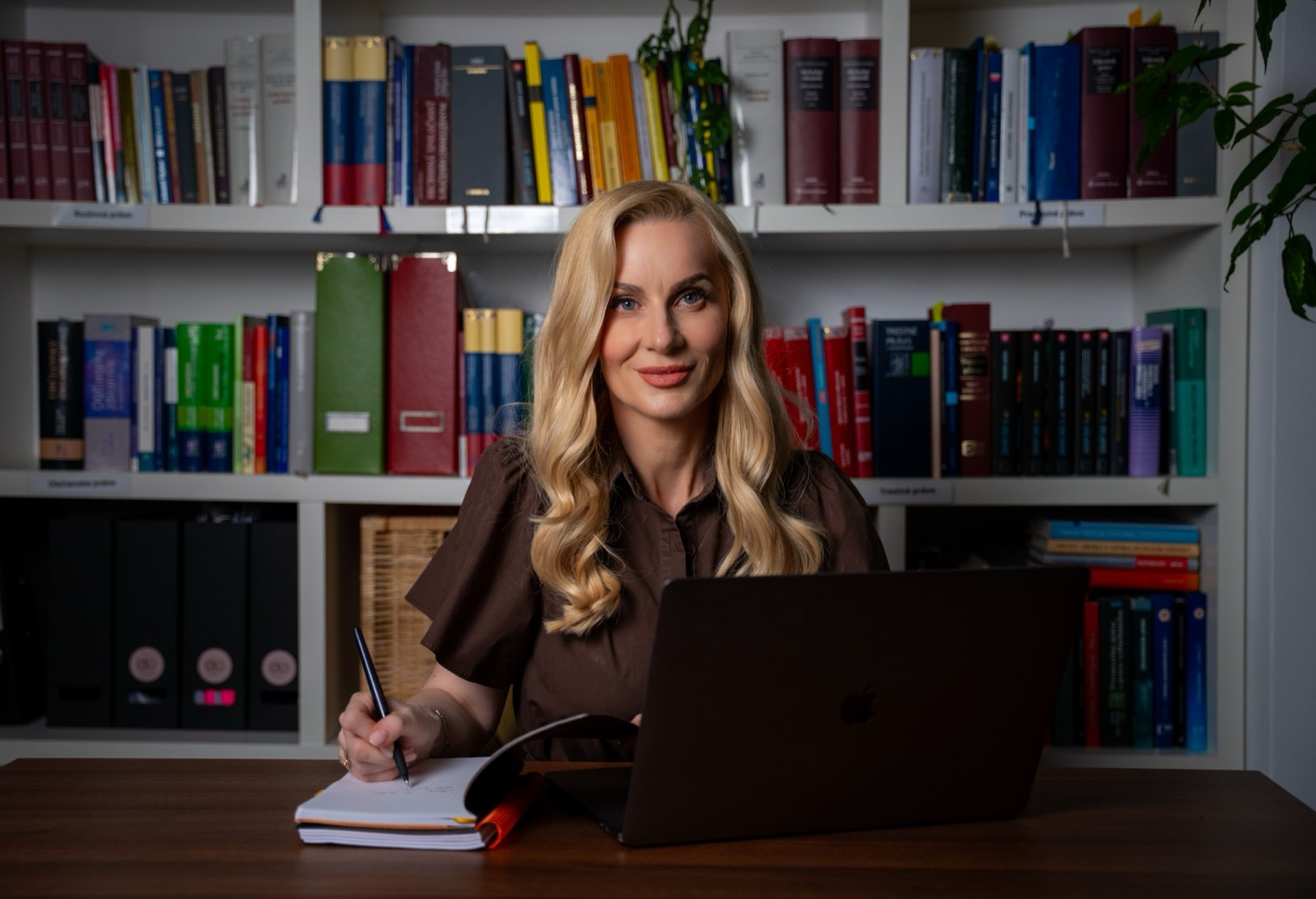 Kristína Drábiková, advokátka, pri práci v kancelárii