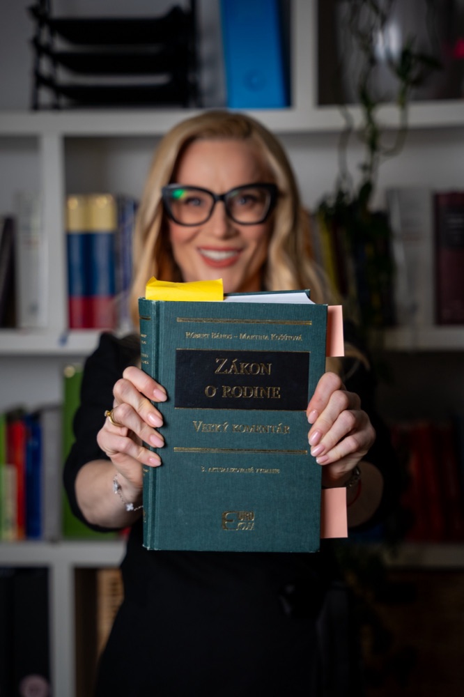 Kristína Drábiková so Zákonom o rodine v rukách